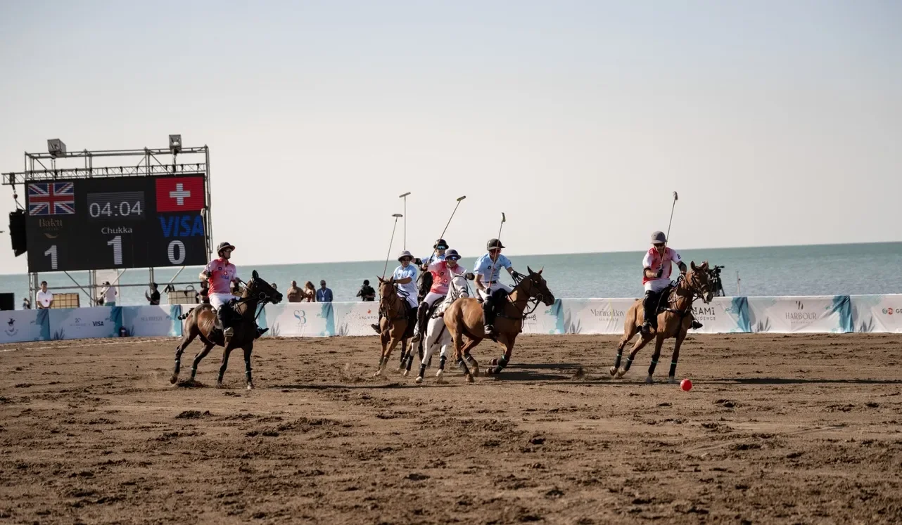 Beach Polo World Cup, 2026: матч у моря, на табло счёт и флаги Великобритании и Швейцарии