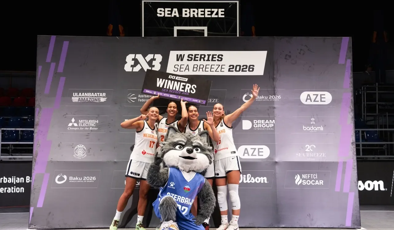 Победительницы этапа FIBA 3x3 Women’s Series Sea Breeze 2026 — сборная Нидерландов — у стенда с кубком